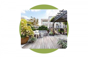 Rooftop Garden  – com circulação de pessoas compondo áreas de estar e alimentação